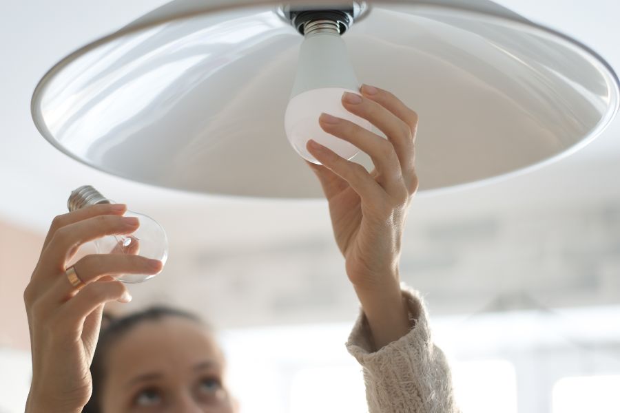 Temperatura lumina -Femeie, bec, corp de iluminat, led-zone.ro