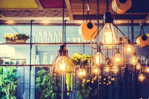 Tipuri de becuri - caracteristicile si modul de functionare a tipurilor de becuri pentru iluminat_Becuri vintage in interiorul unei cafenele