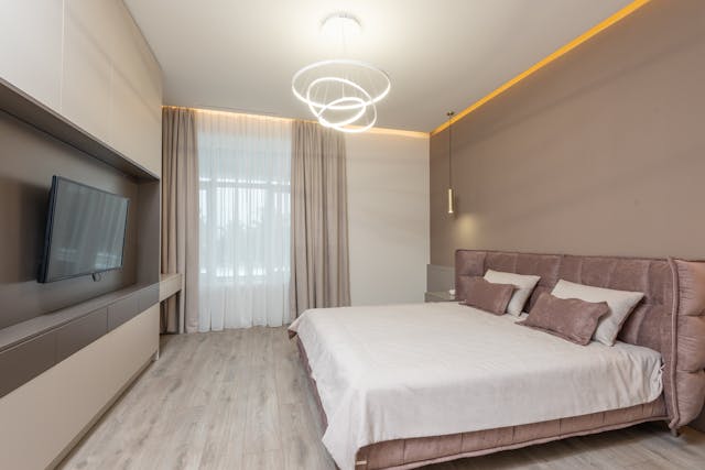 Tipuri de iluminat general- dormitor amenajat cu pat, dulap, tv, led-zone.ro