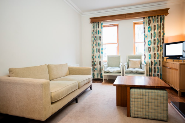 Amenajare garsoniera - canapea, masa, fereastra, draperii, scaune - led-zone.ro