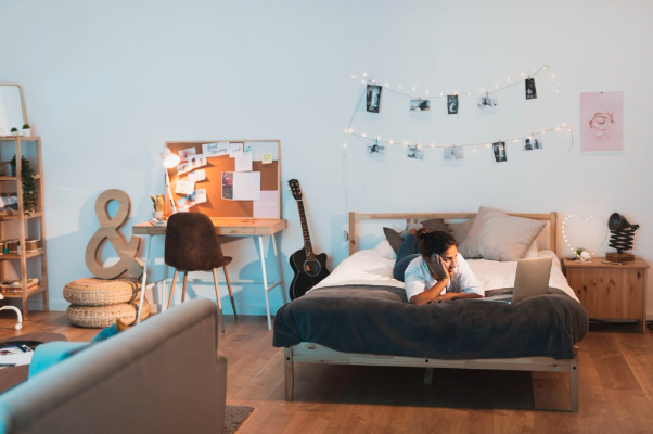 Garsoniera - pat, fata, laptop, chitara - led-zone.ro