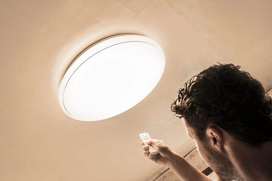 Temperatura culoare bec - Barbat, telecomanda, aplica LED, led-zone.ro