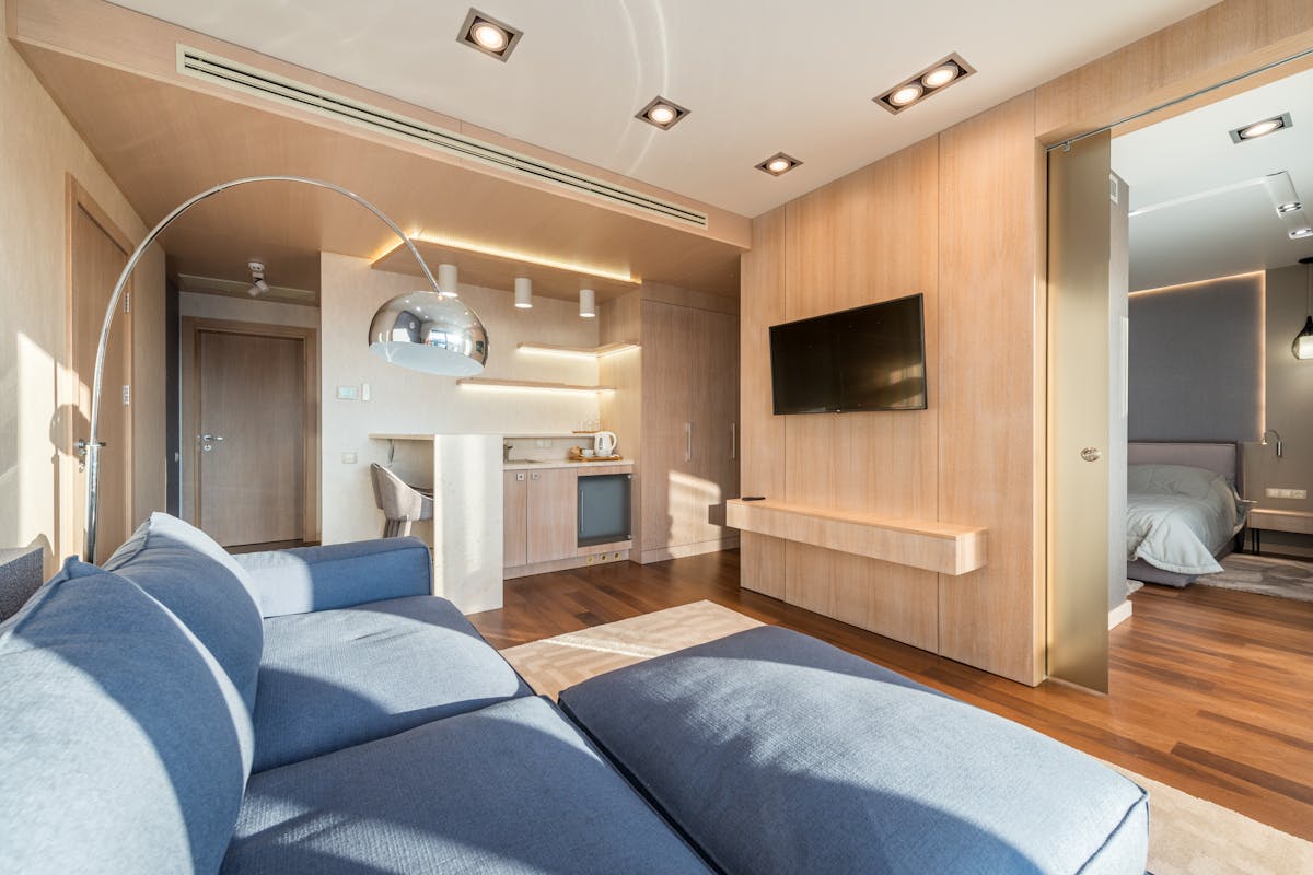 Tipurile de iluminat de accent- canapea albastra, leduri, bucatarie, lampadar, led-zone.ro