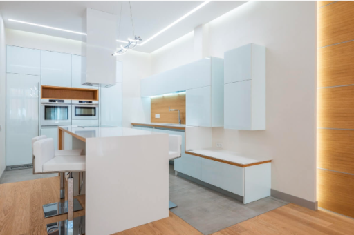 Iluminare bucatarie - blat alb, 2 scaune, mobila alba