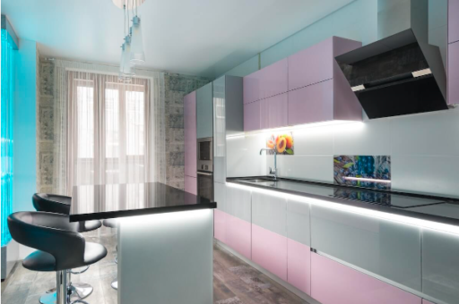 Iluminare bucatarie - blat negru, mobila roz, hota, frigider, geam