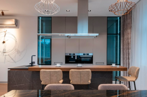 Iluminare bucatarie - blat, scaune maro, chiuveta, marmura