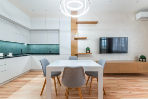 Iluminare bucatarie - masa alba, 4 scaune, televizor, mobila alba