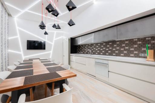 Iluminare bucatarie - masa mare, scaune, mobila alba, chiuveta