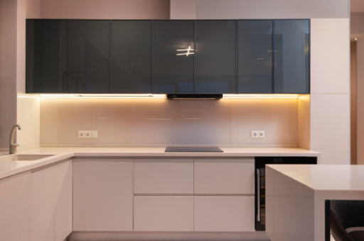 Iluminare bucatarie - mobila alba, gri inchis, chiuveta, blat alb