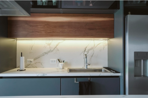 Iluminare bucatarie - mobila marmura, servetele, chiuveta, frigider