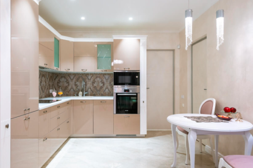 Iluminare bucatarie - mobila maro, cuptor, plita, chiuveta, masuta