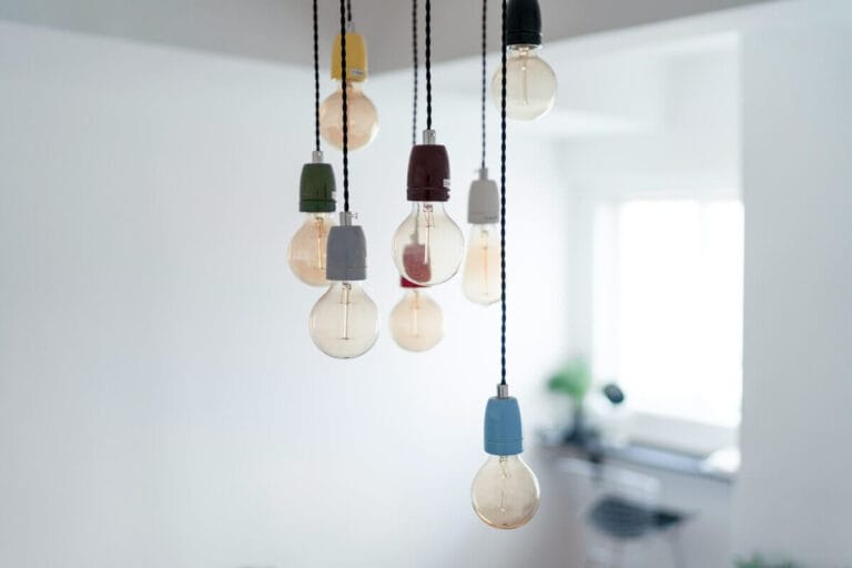 LED vs CFL vs incandescent. Ce avantaje s╠ai dezavantaje are fiecare tip de bec