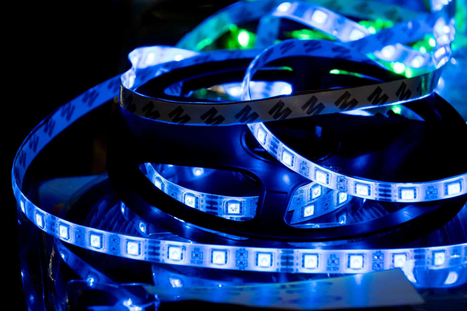 Cele mai recomandate lumini LED pentru gaming setup în 2025 - modele de TOP dintre care poți alege 1 Cele mai recomandate benzi LED în 2025 - led-zone.ro