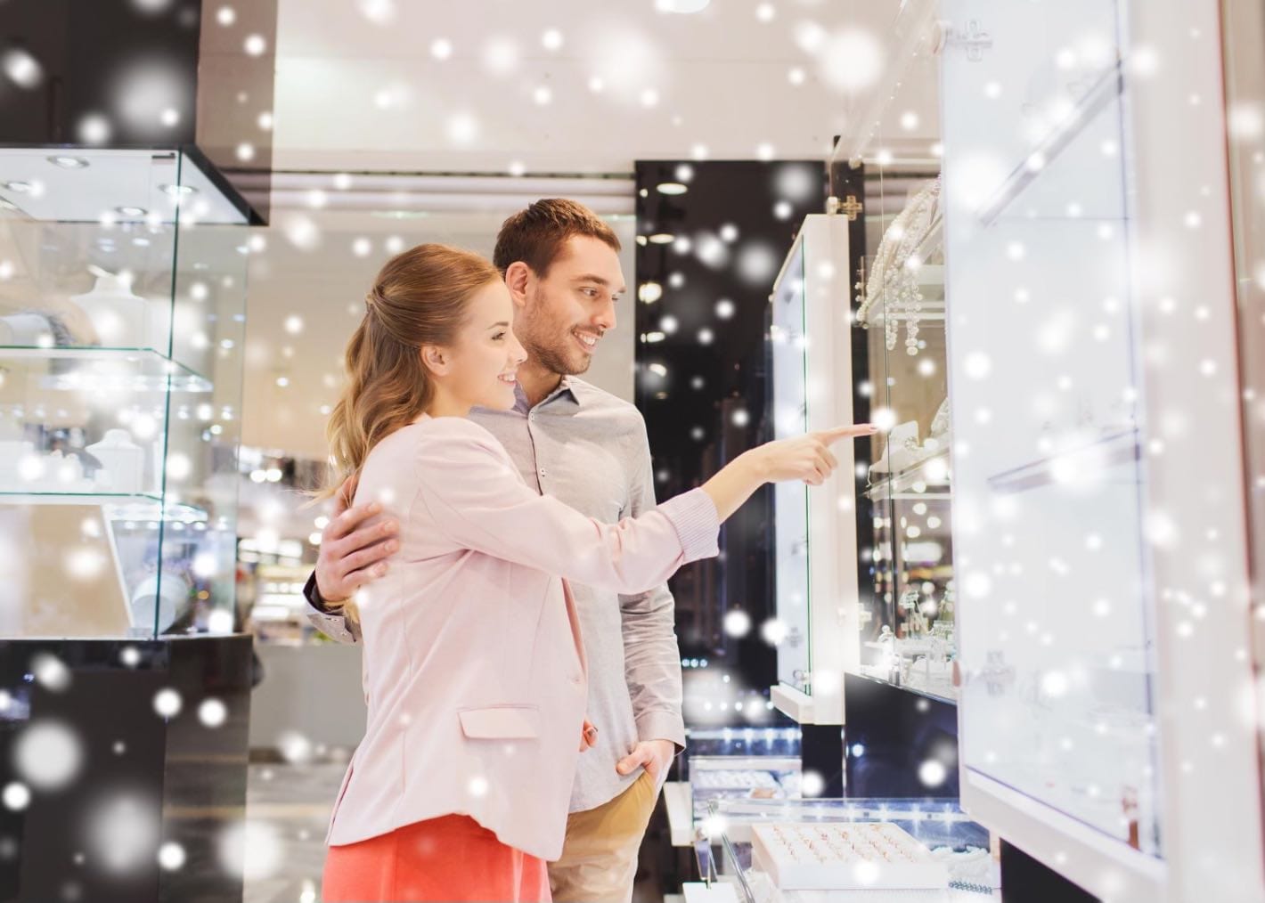cuplu care vizualizeaza niste bijuterii, magazin de bijuterii, vitrina iluminata